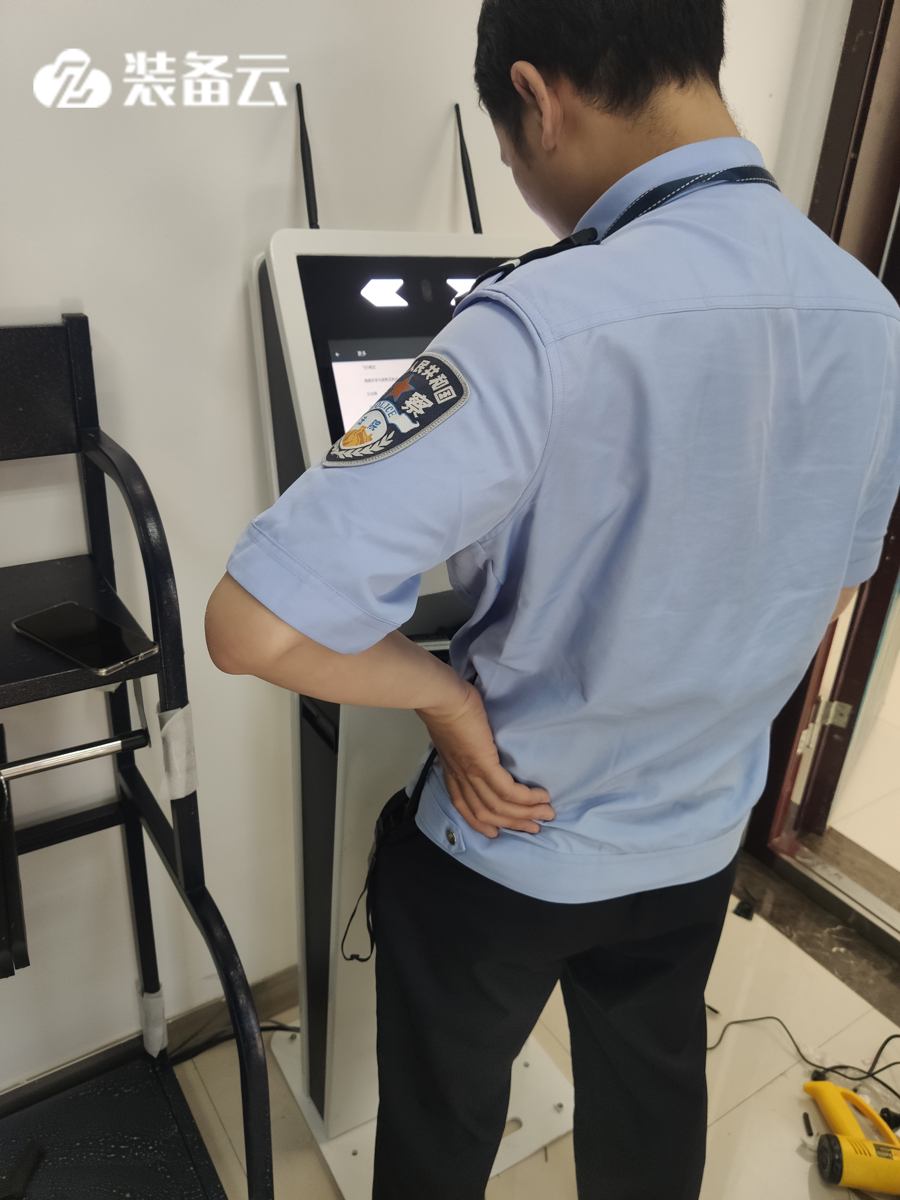 民警在使用警用裝備管理系統(tǒng)